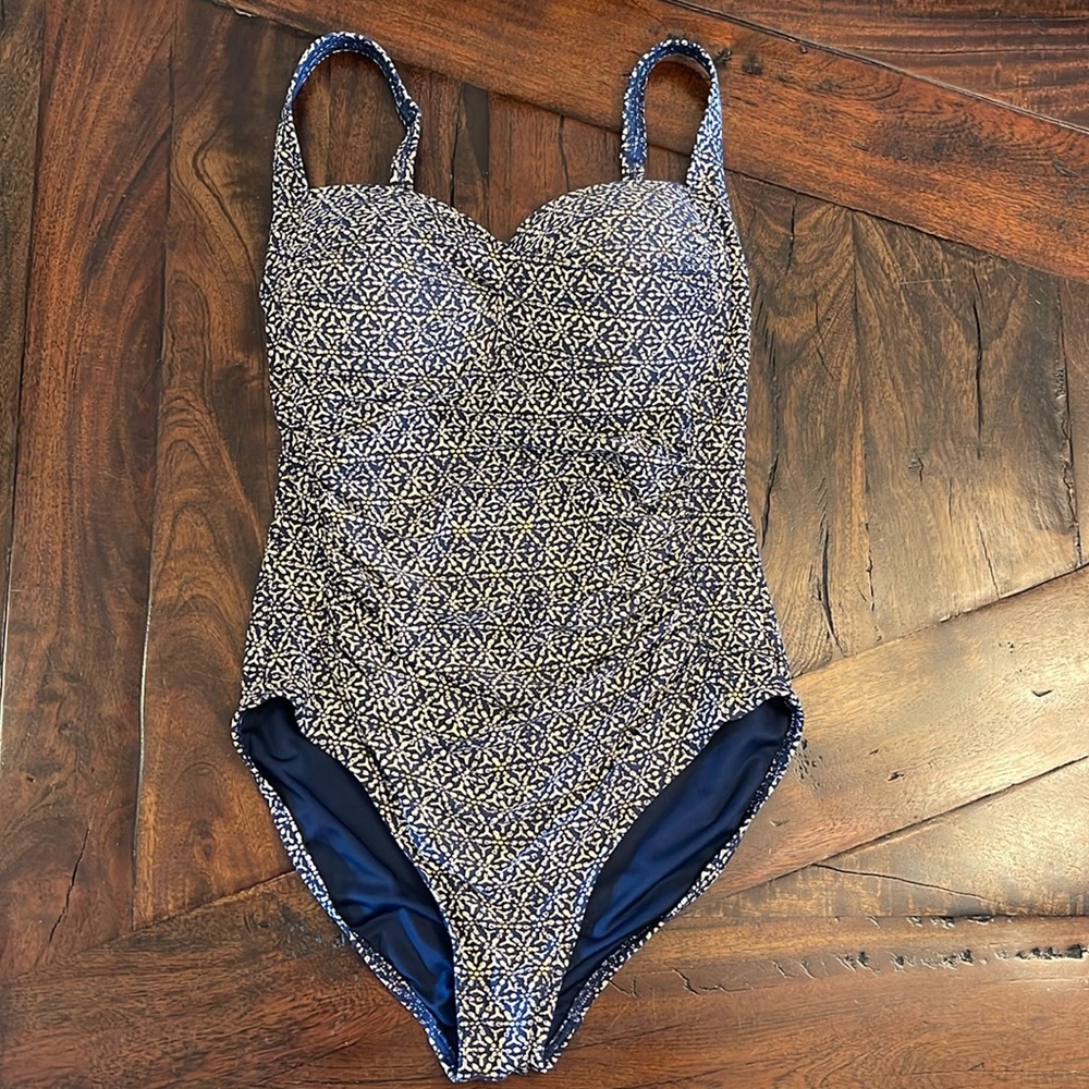 Like New Niptuck Swim Womens Size 6 One Piece Swimsuit Navy Built in Bra